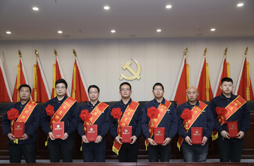 0206 修理能手從左至右依次為 邵冠峰、王寶玉、潘春樂(lè)、李龍、許特斯、韓利杰、寇增亮.jpg
