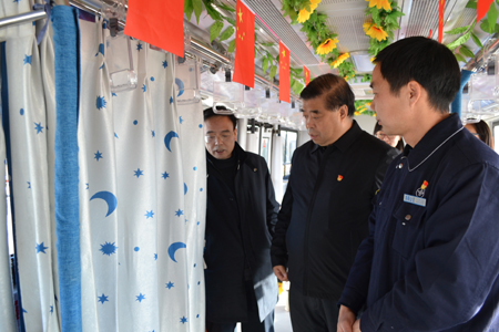 “娘家人”來公交 職工暖心增信心 市總工會(huì)黨組書記、常務(wù)副主席杜中岳一行到公交集團(tuán)調(diào)研
