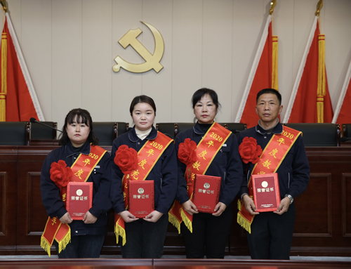 0207 從左至右依次為 點(diǎn)鈔能手王璐、充值能手孫昭娣、教學(xué)能手王慧娟、孫衛(wèi)東.jpg
