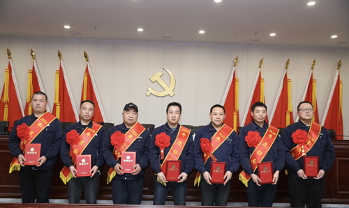 0202  標(biāo)兵從左至右依次為 苗田、尤建鵬、劉德斌、褚聰偉、王占峰、解偉強(qiáng)、馬群藝.jpg