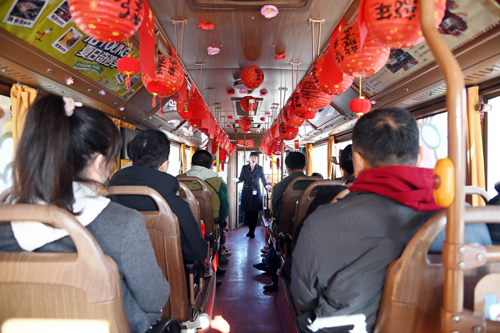 慶祝建司70周年！洛陽公交集團(tuán)邀請(qǐng)市民代表“零距離”探秘公交03.JPG