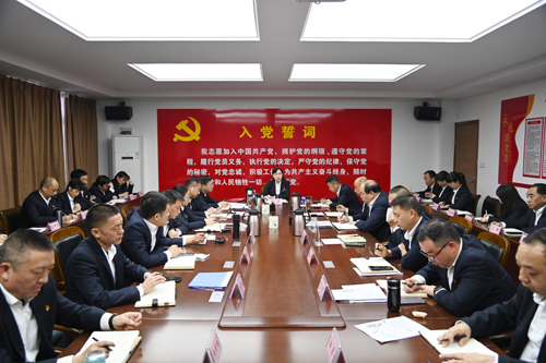 打好“收官戰(zhàn)” 謀好“開局篇”！洛陽公交集團(tuán)召開11月董事長月調(diào)度會02.JPG